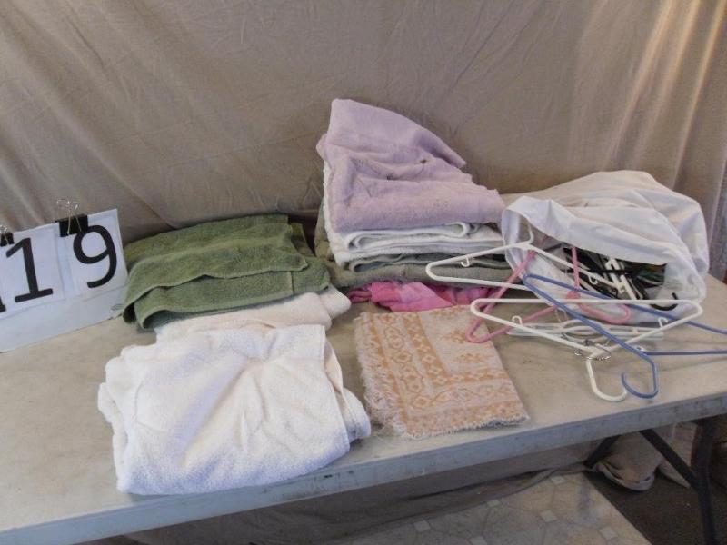 lot 119 image: Lot of Assorted Bath Towels and Han...