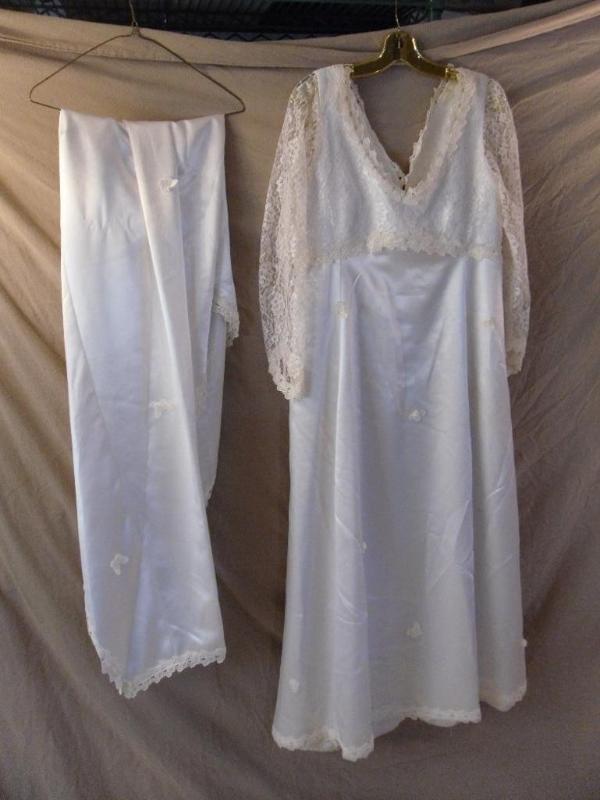 lot 122 image: Beautiful (Vintage) Wedding Dress....