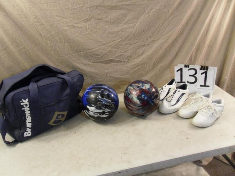 lot 131 image: Bag with 2 Bowling Balls (8 lb and ...