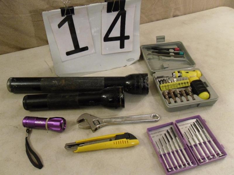 lot 14 image: 2 Mag-Lites, Small LED Flashlight, ...