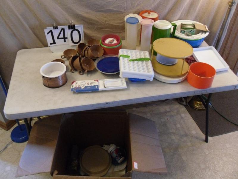 lot 140 image: Large lot of kitchen items. Large b...