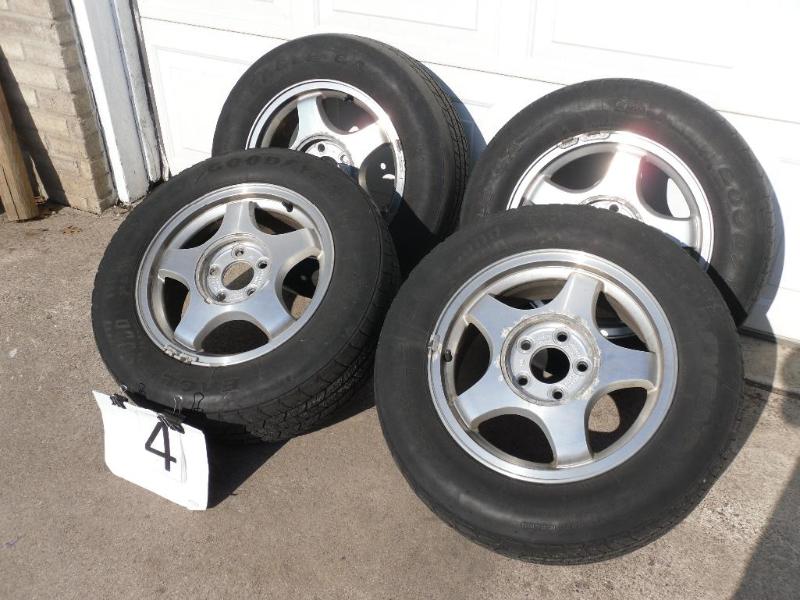 lot 4 image: Set of 4 GM 5 bolt aluminum rims wi...