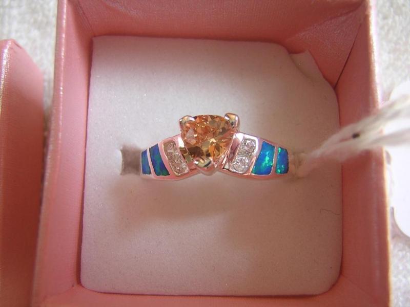 lot 41 image: Sparkling silver ring. Stamped 925 ...