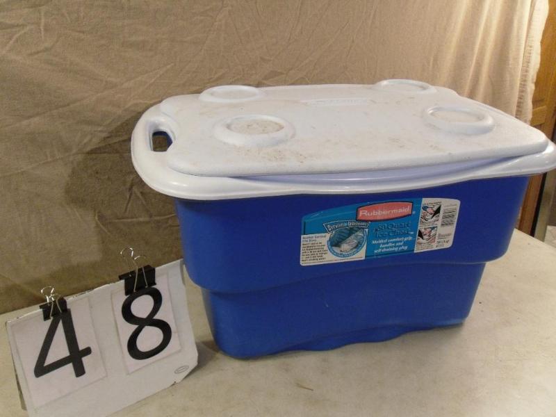 lot 48 image: Rubbermaid 50 Quart Ice Chest  Coo...