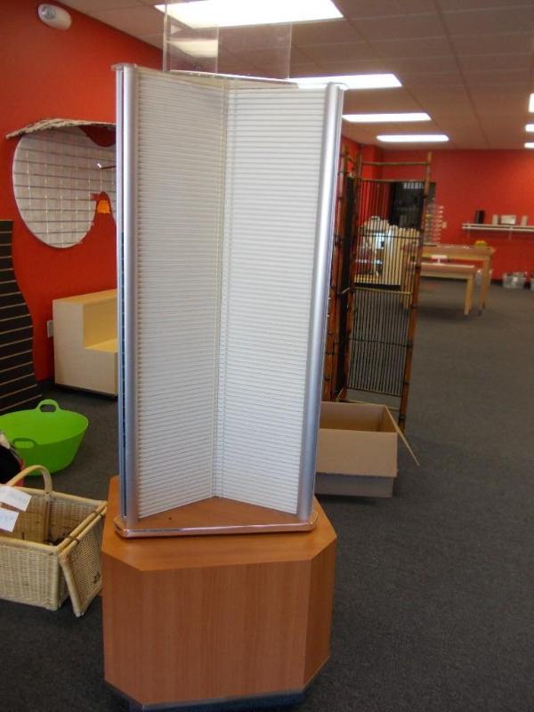 3-Side Swivel Display Stand (65&quo...