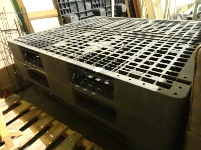 lot 15 image: 2 heavy duty plastic pallets. 43 x ...