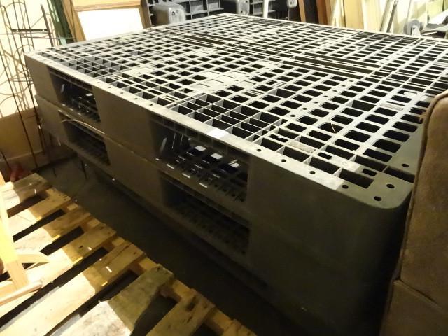 lot 16 image: 2 heavy duty plastic pallets. 43 x ...