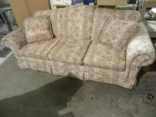 lot 18 image: Full size sofa couch. Floral patter...