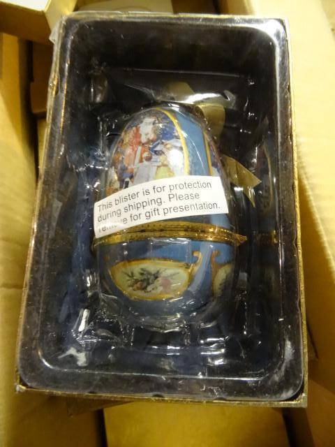 lot 194 image: Valerie Parr Hill musical ornament....