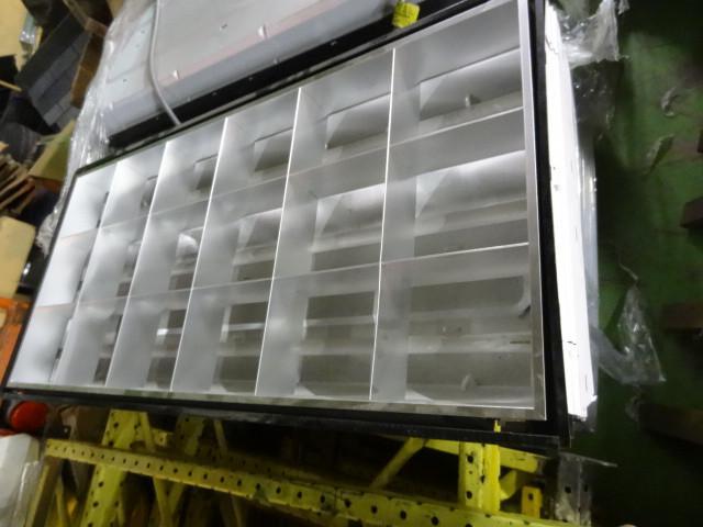 lot 227 image: 2 x 4 flourescent light. Aluminum g...