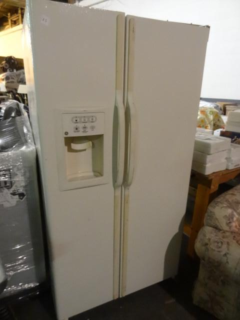 lot 25 image: GE side by side fridge freezer. GSS...