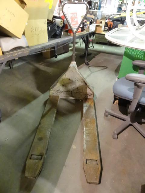 lot 32 image: Crown pallet jack. 4500 LB capacity...