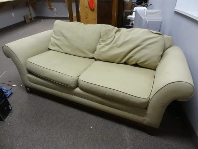 lot 41 image: Full sized sofa couch. No rips or t...