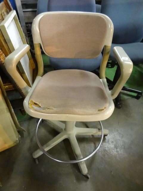 lot 70 image: Adjustable height stool on wheels...