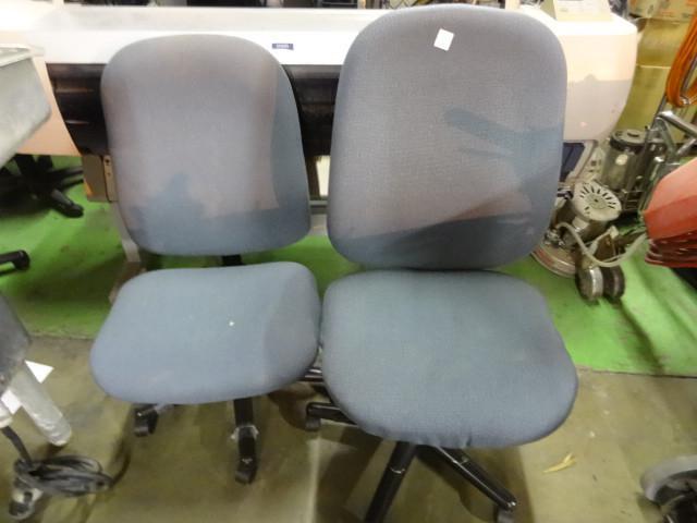 lot 75 image: 2 matching office chairs on wheels...