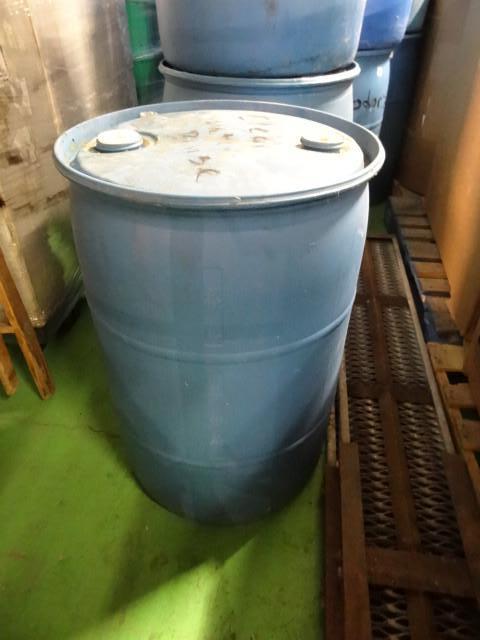 lot 82 image: 55 gal plastic drum...