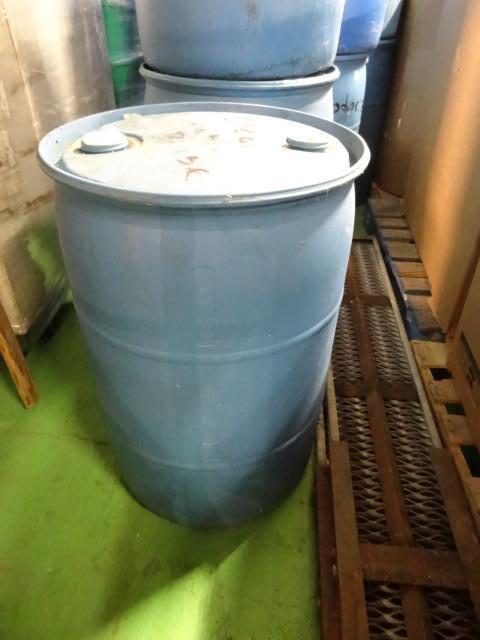 lot 83 image: 55 gal plastic drum...