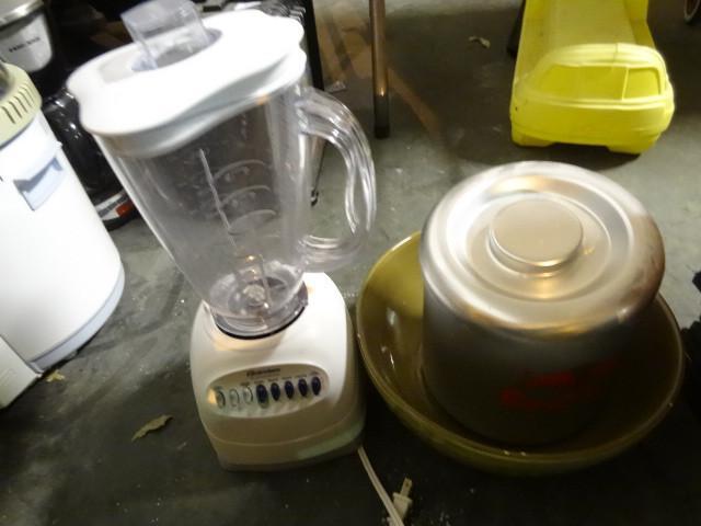 lot 86D image: Ostermizer blender. Red bull ice co...