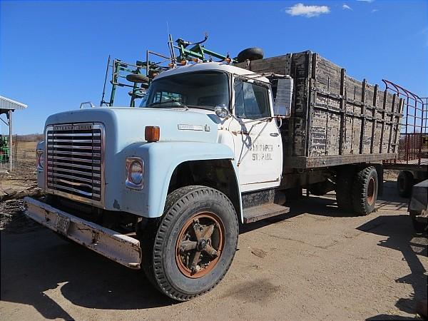 lot 1 image: 1977 International Model 1700 Grain...