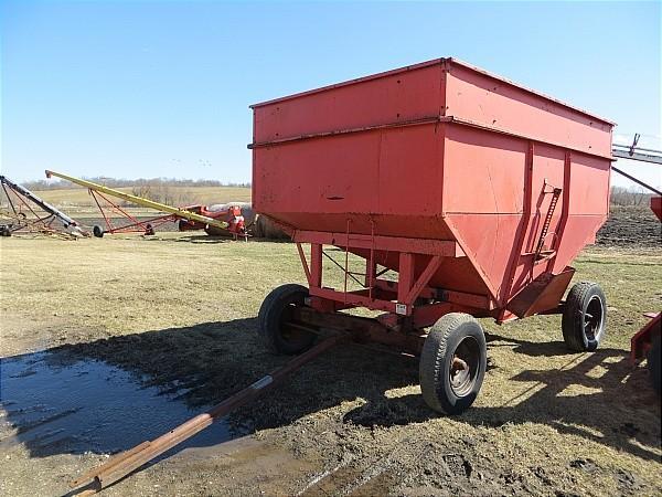 lot 6 image: Gravity Box. Approx 225 bushel capa...