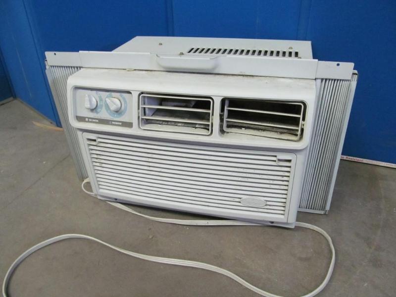 lot 12 image: Window Air Conditioner Whirlpool...