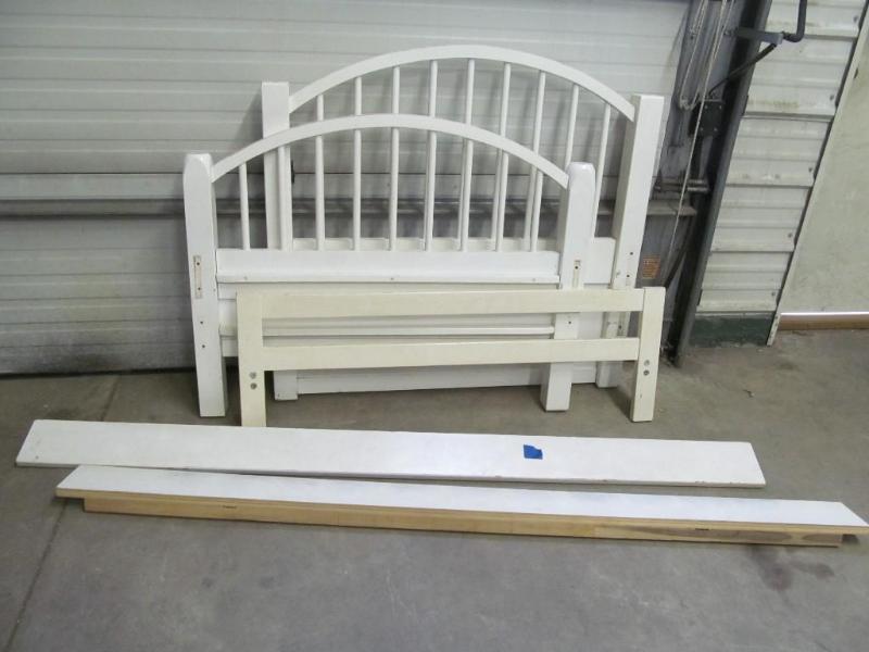 lot 13 image: Youth Twin Bed includes Headboard, ...