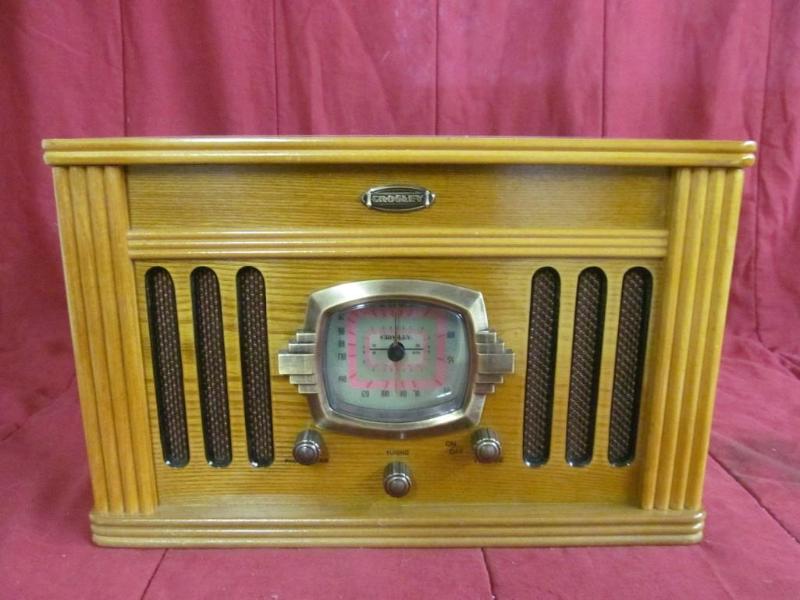lot 148 image: Crosley 3 Speed Turntable, AMFM an...