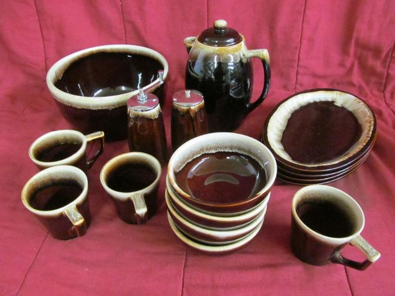 lot 161 image: Pfaltzgraff Brown Drip includes 4 o...