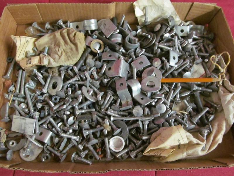 lot 176 image: Flat of Hardware Round Head Wood Sc...