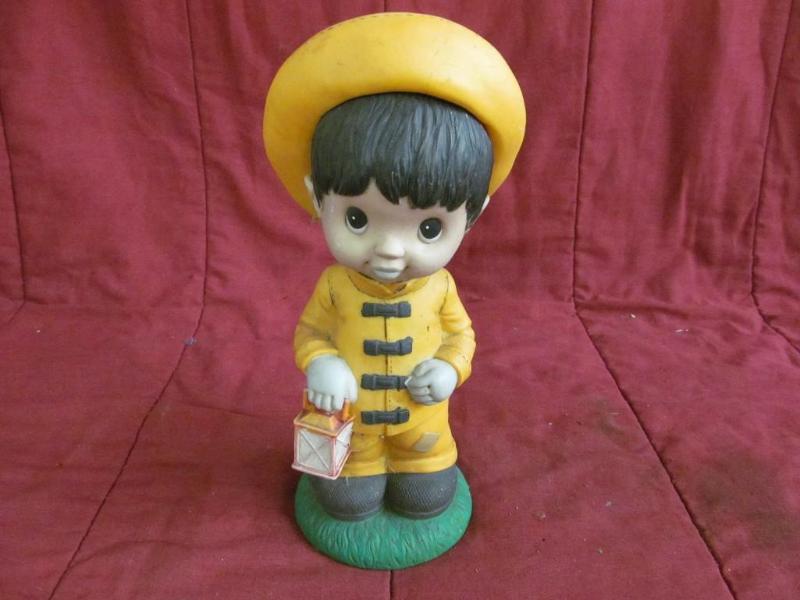lot 19 image: Boy Statue for lawn ornament 14&quo...