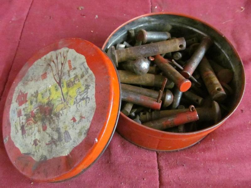 lot 190 image: Tin full of hitch pins...