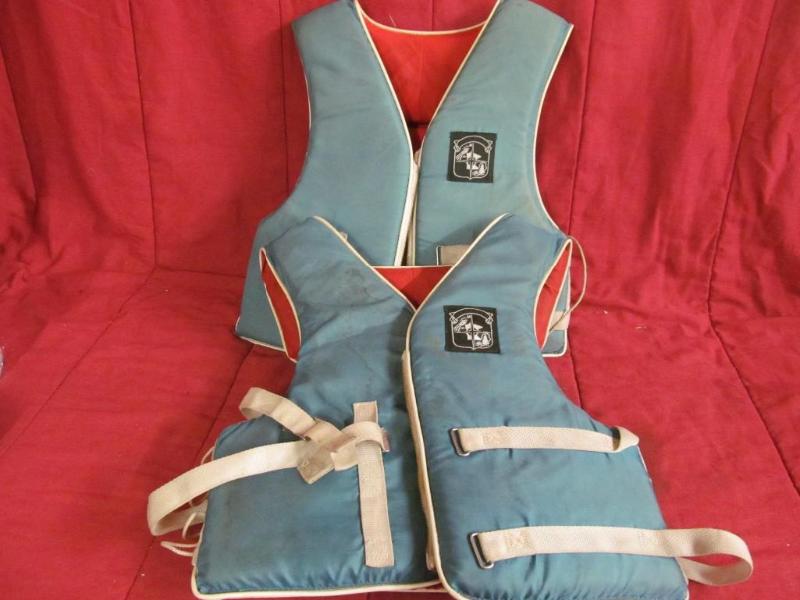 lot 23 image: 2 Life Jackets - Stearns - Adult Me...