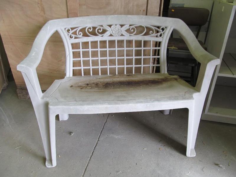 lot 66 image: Lawn Chair Bench with Crack...