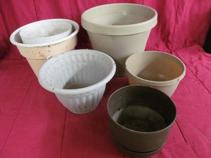 lot 91 image: Assortment of Planters...