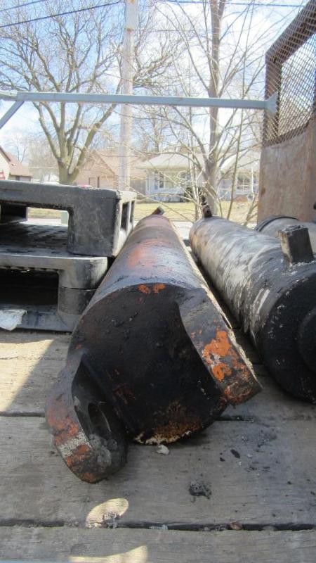 2 hydraulic cylinders off excavator...