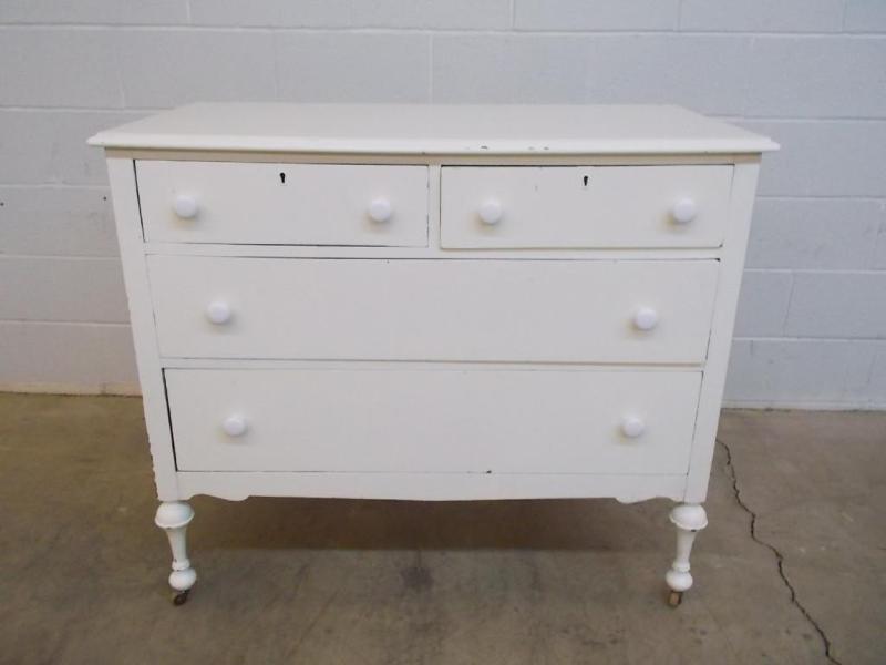 lot 1 image: Vintage 4 drawer dresser on casters...