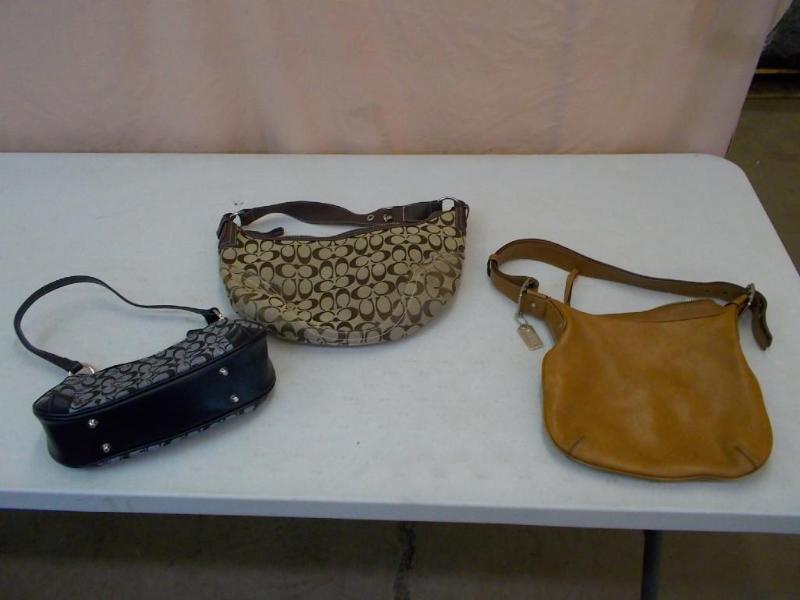 lot 10 image: 1 Coach leather handbag #D35-6676.&...