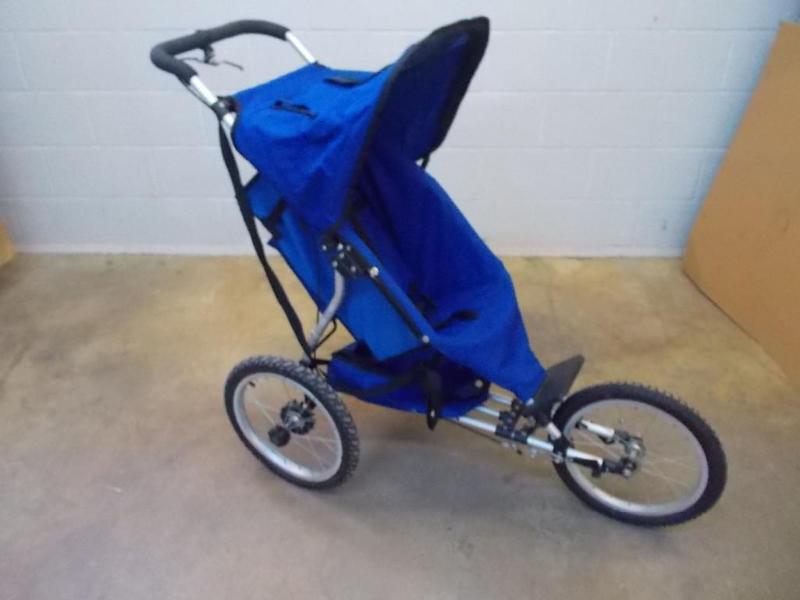 lot 36 image: 3 wheeled, Dreamer Design stroller ...