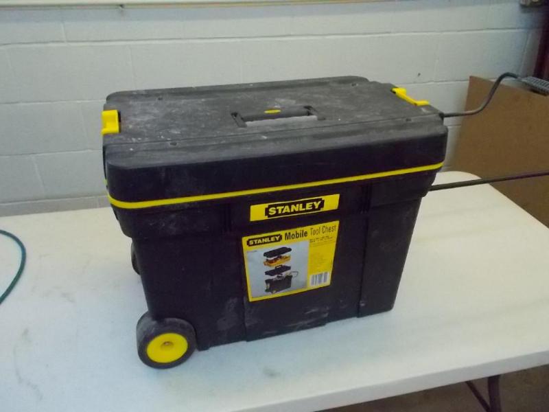 lot 43 image: Stanley, mobile tools chest with 3 ...