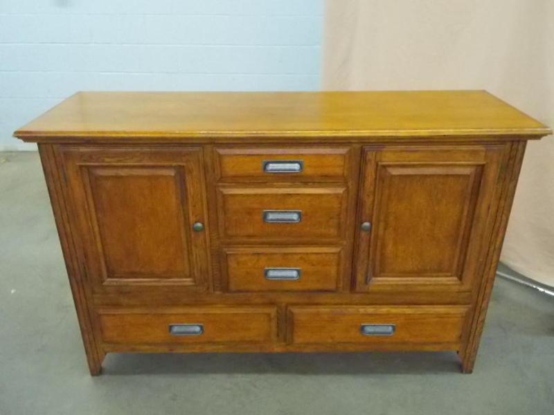 lot 7 image: Solid oak buffet, in nostalgic oak ...
