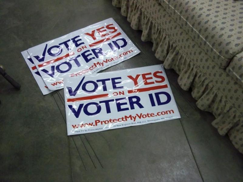 lot 106 image: Voter wire signs set of 4...