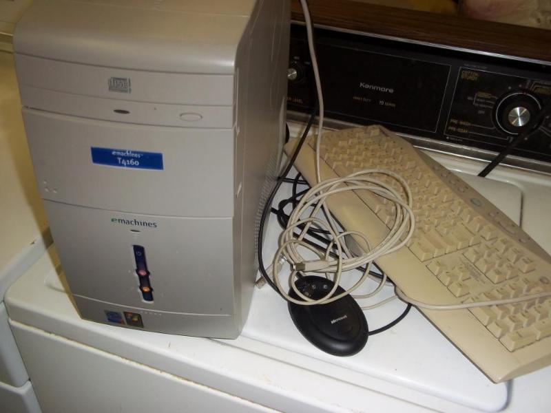 lot 171 image: E Machines T4160 Computer with keyb...