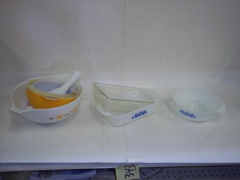 lot 184 image: Miscellaneous Glass bowls and Bakin...