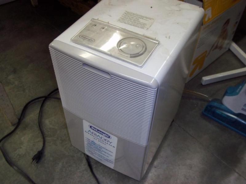 lot 190 image: Delonghi Dehumidifier   25 pints ...