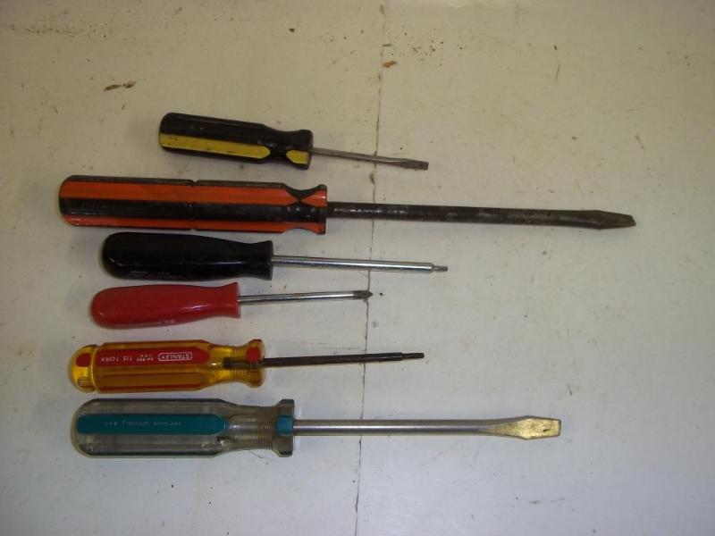 lot 220 image: 6 PC Assortment of Screw Drivers...