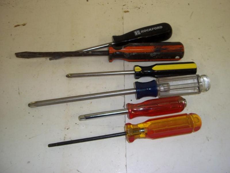 lot 221 image: 6 PC Assortment of Screw Drivers...
