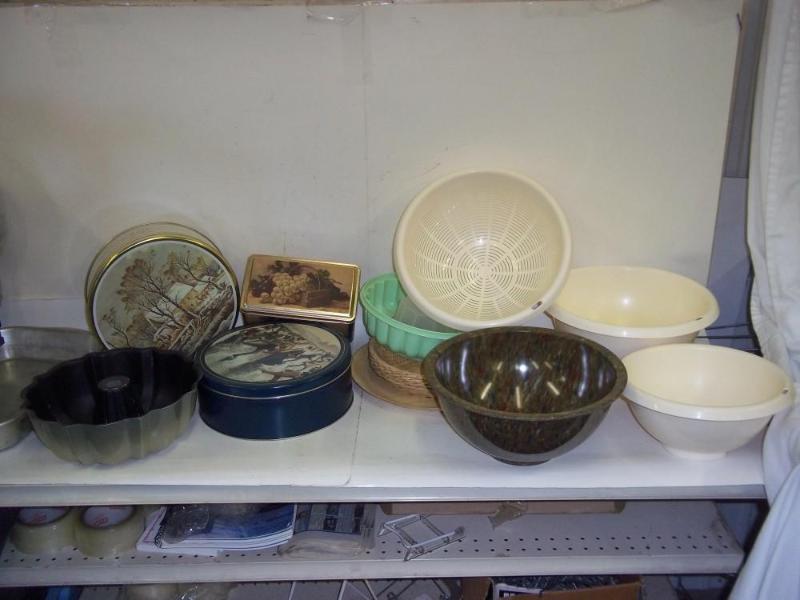 lot 274 image: Miscellaneous Bowls and Metal Conta...