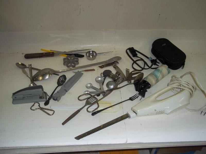 lot 280 image: Miscellaneous Kitchen Gadgets, Elec...