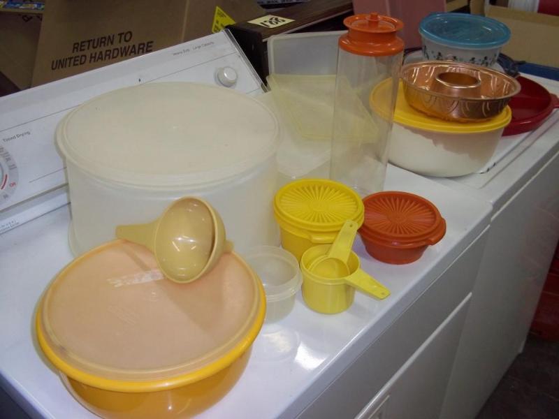 lot 281 image: Assortment of Tupperware...
