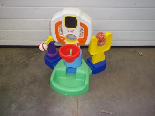 lot 29 image: Childrens  Basketball Game...